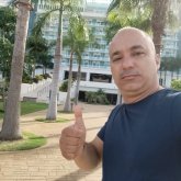 Comerciante. Una chica para conversar.