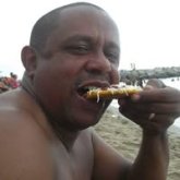 Opetador. Una mujer solteray guapa.