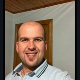 Buena persona con los pies en la