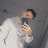 Busco ligar. Alto delgado pelo largo con