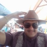 Mecánico. Güera flaquita chaparrita.