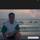 Una mujer para compartir. Hombre serio