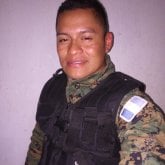 Policía. Busco una mujer para ser