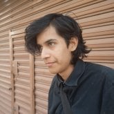 Trabajo. Una chica linda pará pasar una